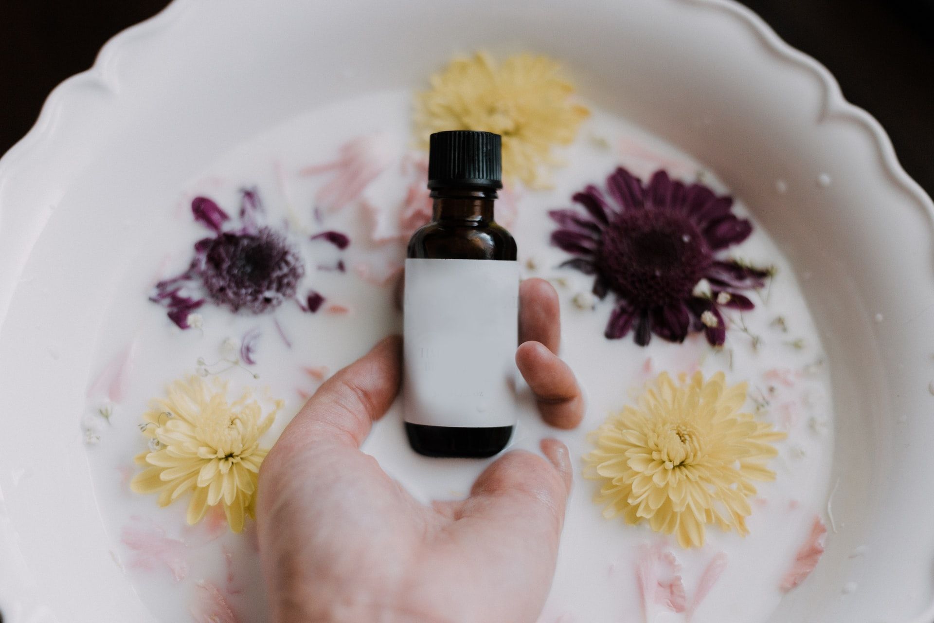 Amankah Gunakan Serum Bulu Mata? Simak Fakta dan Mitosnya