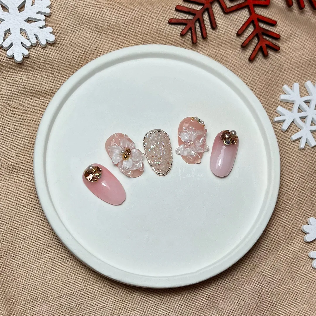 3 Model Nail Art untuk Menyambut Akhir Tahun 2025, Bikin Tampilan Pesta Lebih Manis!