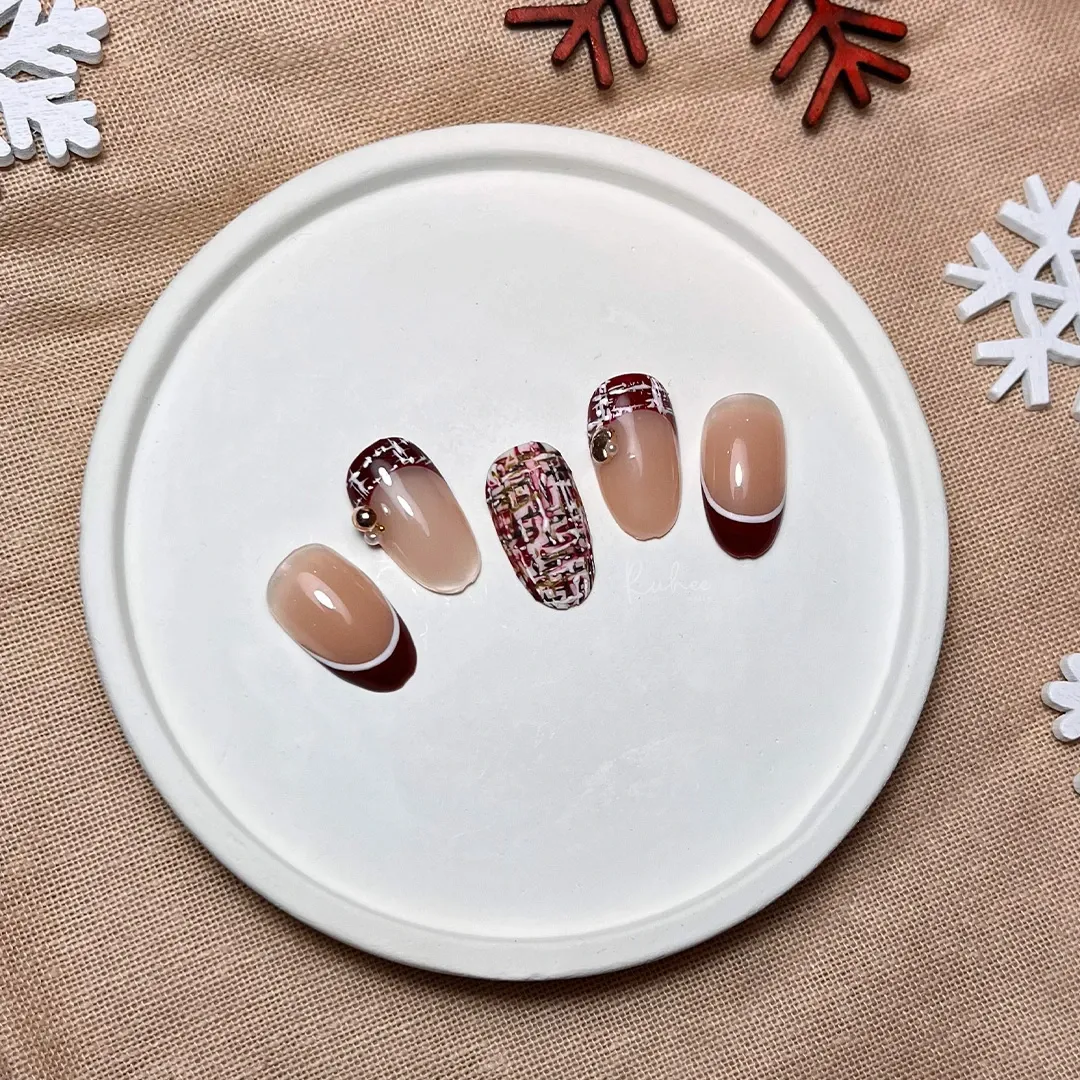 672212fb18afec538b4b37da_658424fa9186928d001409fc_21dec23-ruhee-nails-design1.webp